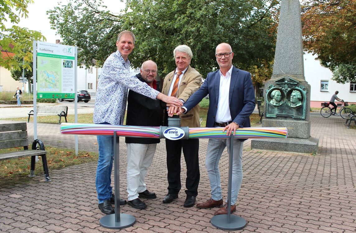 Foto: envia TEL, Symbolische Inbetriebnahme Glasfasernetz Neukieritzsch, (v.l.) J&ouml;rg Martin (Breitbandkoordinator Landkreis Leipzig), Thomas Meckel (B&uuml;rgermeister Gemeinde Neukieritzsch), Gerald Lehne (Erster Beigeordneter Landkreis Leipzig) und Haiko Rennert (Gesch&auml;ftsf&uuml;hrer envia TEL GmbH)