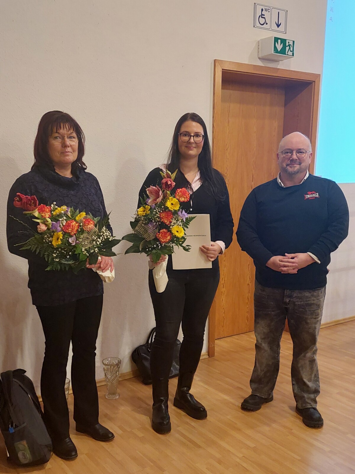 Standesbeamtin Katrin Schr&ouml;der (links) unterst&uuml;tzte Lisa Hain (Mitte) w&auml;hrend ihrer Ausbildung, links - Thomas Meckel, der B&uuml;rgermeister.